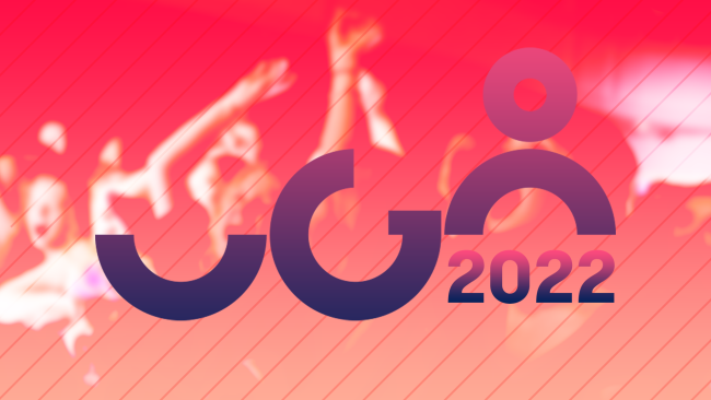 Rødt bilde med teksten UGÅ 2022 og publikum fra en konsert i bakgrunnen
