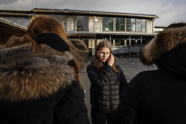 Tre elever i en skolegård. Foto: Marie von Krogh.