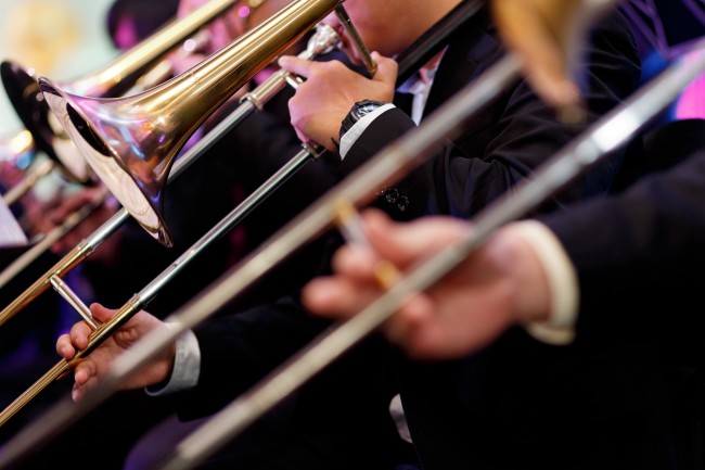 Musikere som spiller trombone