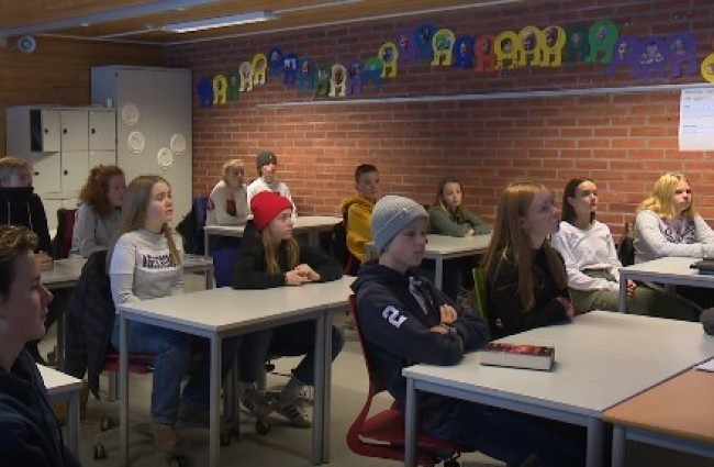 En gruppe elever sitter i et klasserom