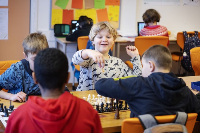 Barneskoleelever spiller sjakk. Foto: Marie von Krogh.