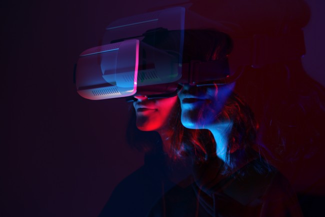 to kvinner i mørke ser i VR-briller