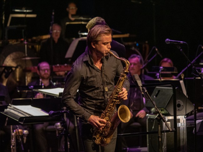 Marius Neset som spiller saksofon.