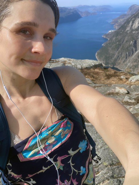Kvinne som tar bilde av seg selv på fjelltur