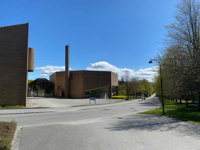 Foto av bygning Kjell Arholms hus på Ullandhaug campus