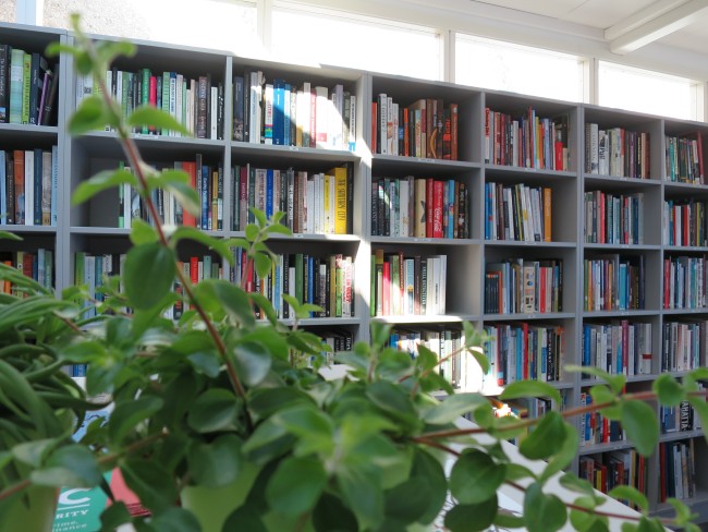 Greenhouse biblioteket med planter i forgrunnen