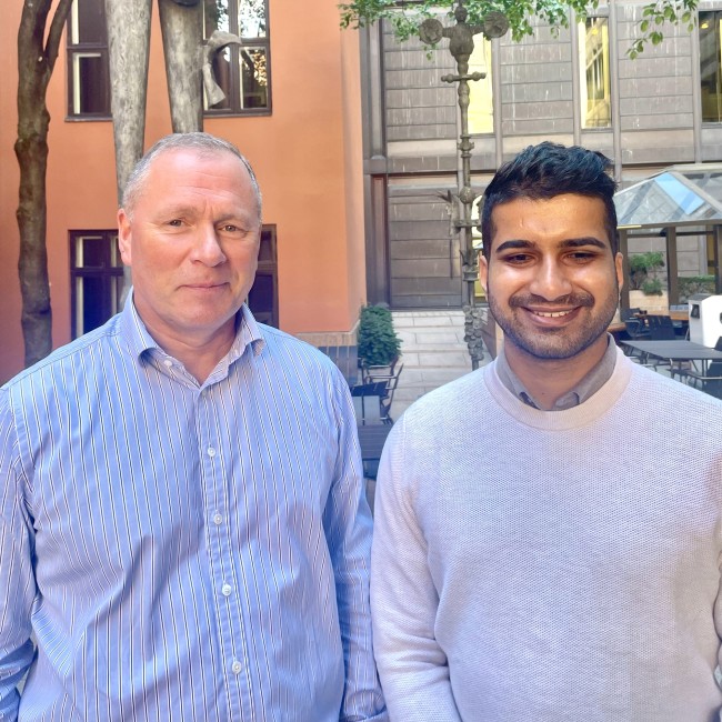 Nicolai Tangen, CEO NBIM, og Dikshant Devkota, datastudent UiS