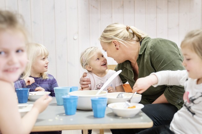 Voksen og barn i barnehage.