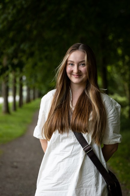 Sara smiler til kamera