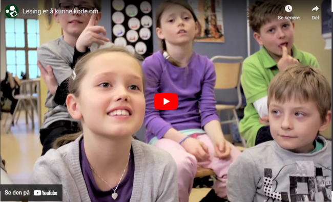 Skjermbilde fra Youtube. Bildet viser fem elever i et klasserom som smiler og ser på hverandre.
