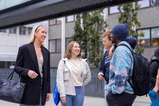 Studenter snakker sammen på campus