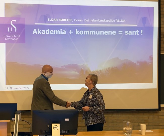 Mann og kvinne som tar hverandre i hånden.