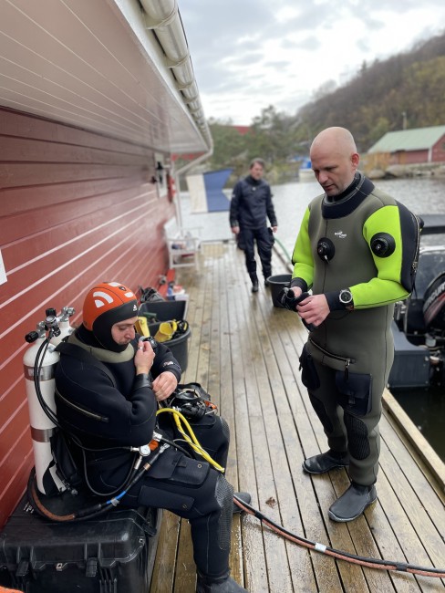 Undervannsarkeologer gjør seg klar til å dykke på Sundstø på Eigerøy.