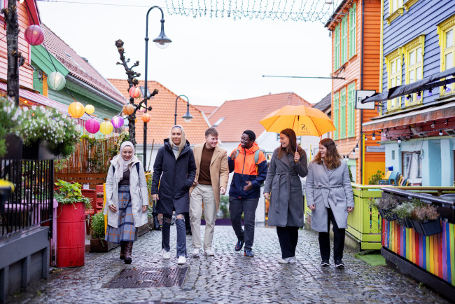Studenter gående i Stavanger sentrum, fargegata