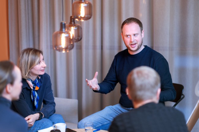 Personer som diskuterer