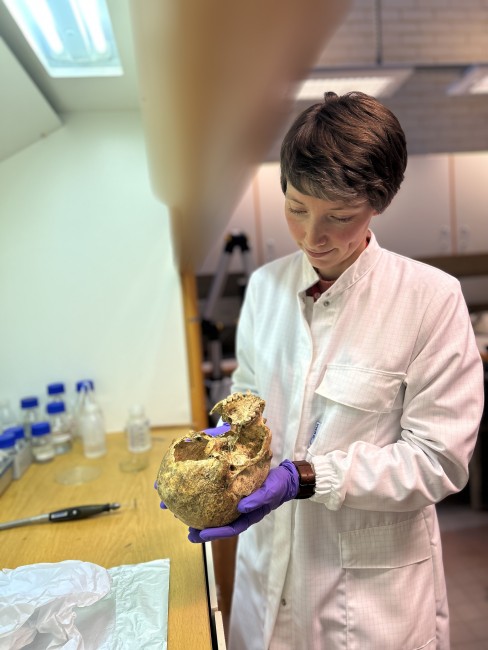 Forsker Hege Hollund ved Arkeologisk museum, Universitetet i Stavanger