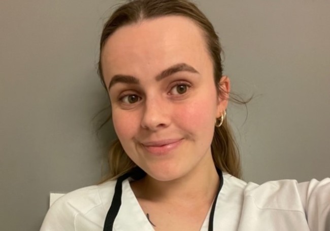 Portrett av sykepleierstudent Julie Martine