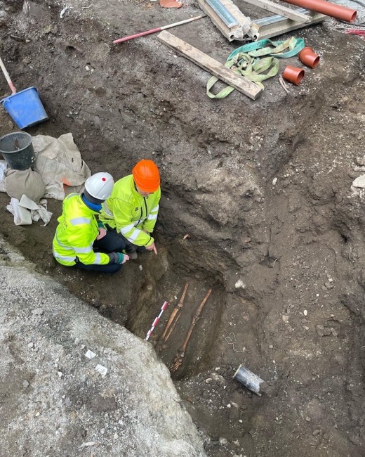 Under graving for å legge et rør i desember i fjor ble det oppdaget et skjelett som arkeologene antar at kan dateres tilbake til 1100-tallet. Dette skjelettet er nå inne til analyse. Foto: Anniken Celine Berger