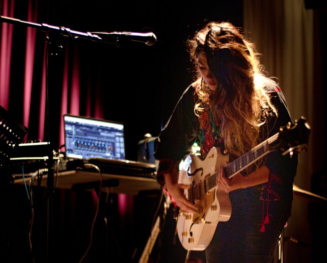 Priscilla Serrano spiller gitar