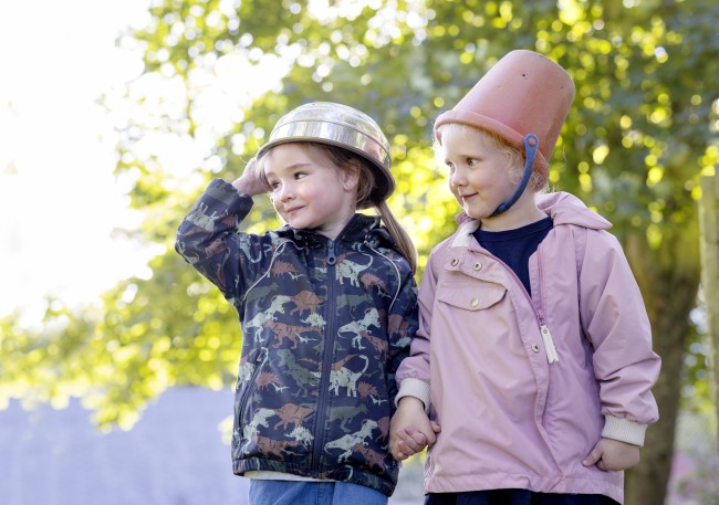 To barn leker i barnehage med bøtte på hodet. Foto: Elisabeth Tønnessen/Læringsmiljøsenteret, UiS