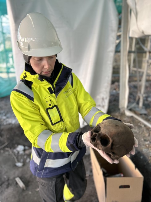 Arkeolog Hege Hollund med en hodeskalle som ble funnet under en utgraving utenfor Stavanger Domkirke i februar 2023.