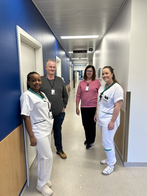 To sykepleierstudenter og deres veiledere i en korridor på Jæren Ø-hjelp