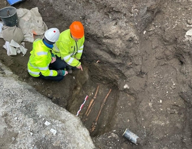 Under graving for å legge et rør i desember i fjor ble det oppdaget et skjelett som arkeologene antar at kan dateres tilbake til 1100-tallet. Dette skjelettet er nå inne til analyse. 