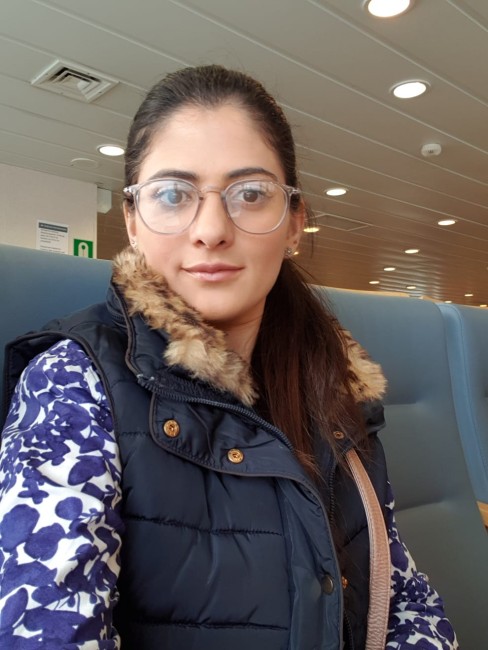 Portrettbilde av kvinne som smiler til kamera. Foto.