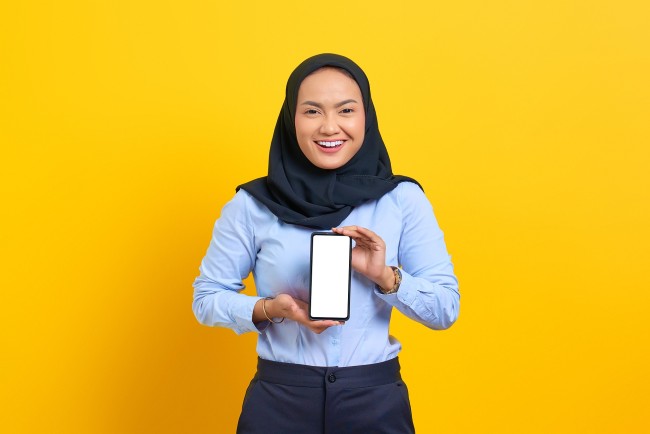 Kvinne som holder smarttelefon