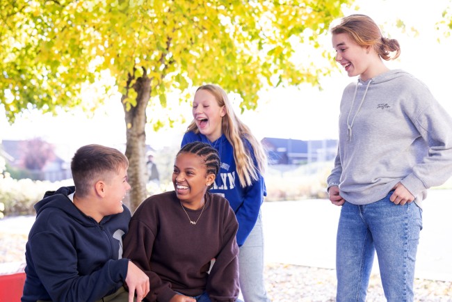 Fire elever prater sammen og ler. Foto: Elisabeth Tønnessen/Læringsmiljøsenteret, UiS