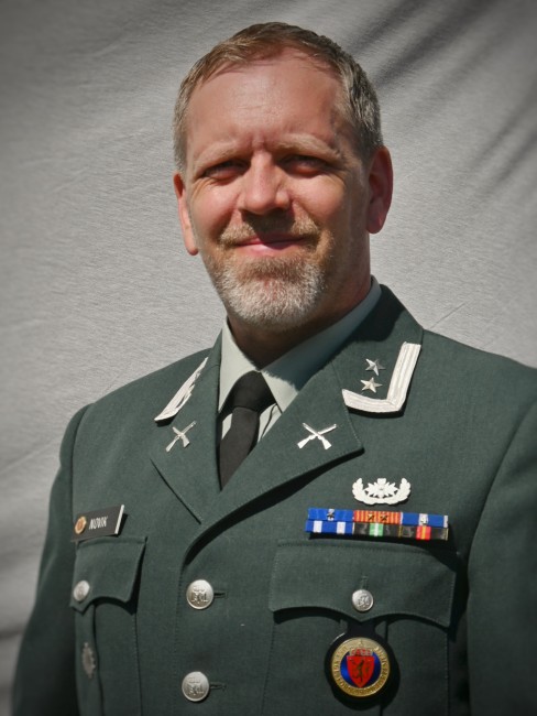 Portrettfoto av mann i offisersuniform