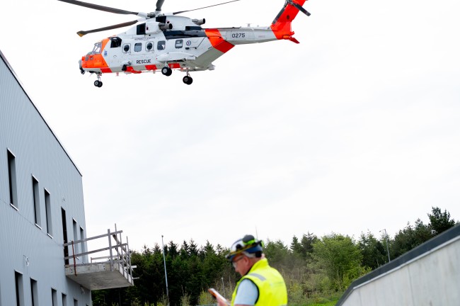 Et helikopter lander utenfor et sykehus.