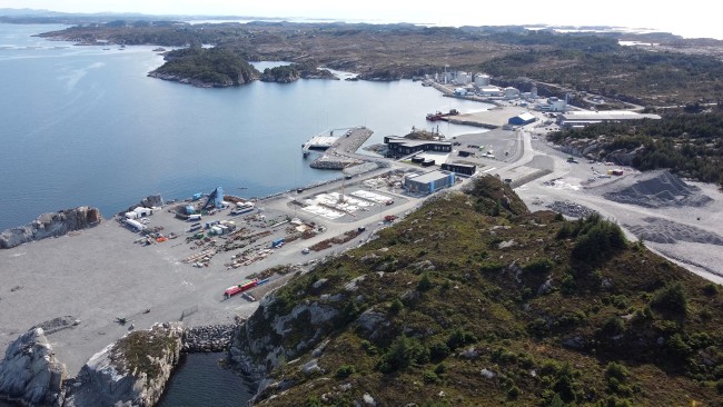 oversiktsbilde av et havneområde i naturen med industri