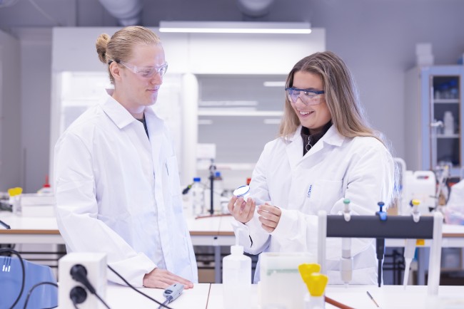 To studenter jobber på et laboratorie.