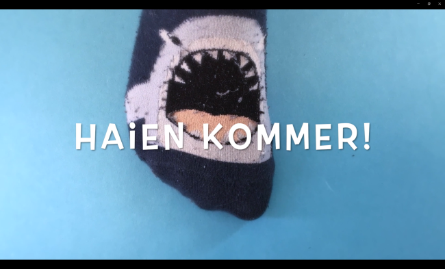Bilde av en haisokk med teksten "Haien kommer"