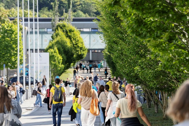 Studenter på campus.