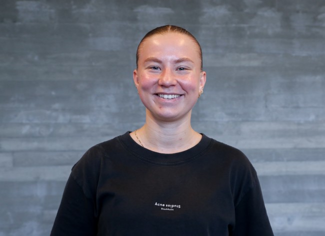 Portrettbilde av en person som smiler til kamera. Foto.