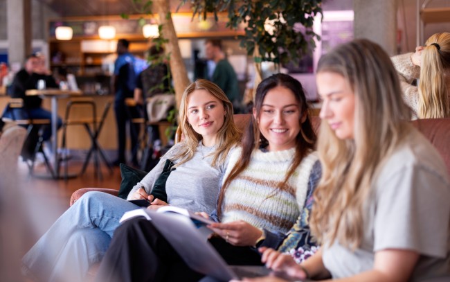 Tre studenter sitter i Bokkaféen