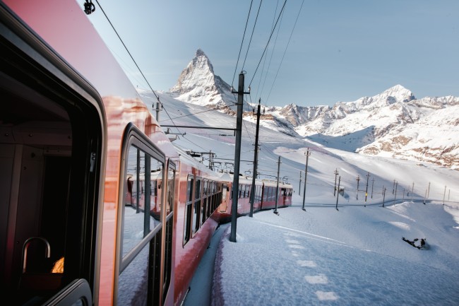 Utsikt fra tog i vinterlandskap