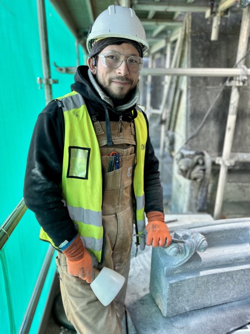 Steinhugger Erik Akira Inman jobber med restaureringen av Stavanger Domkirke.