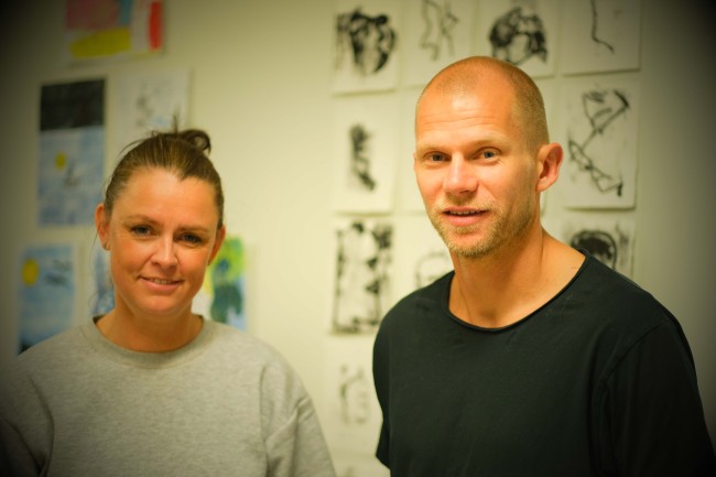 en mann og en kvinne ser mot kamera og smiler
