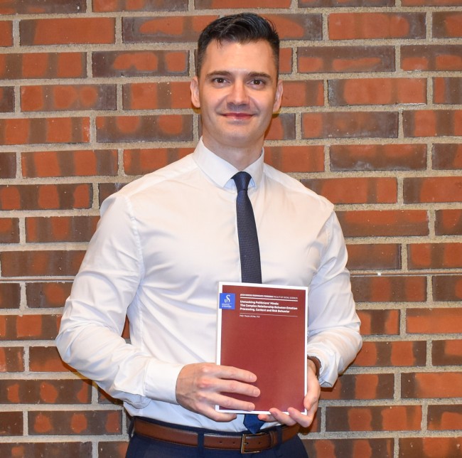 Doktorgradstipendiat Jean Ferreira på Institutt for medie- og samfunnsfag med sin doktogradsavhandling.