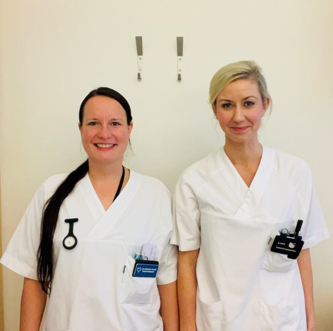 To sykepleiere i hvit uniform som smiler