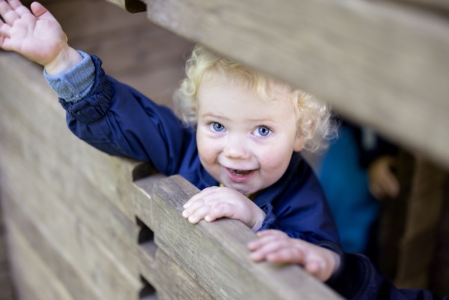 Et barn som leker i en barnehage.