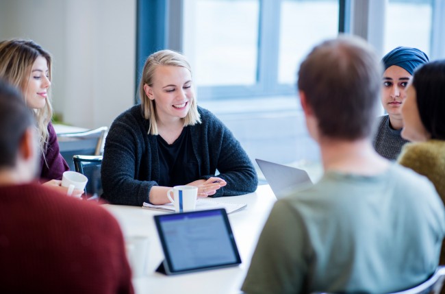 Studenter rundt et bord