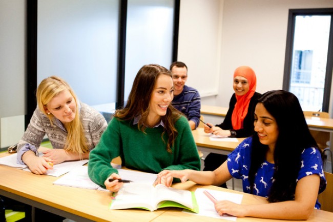 5 students sitting in a classroom_illustrasjon