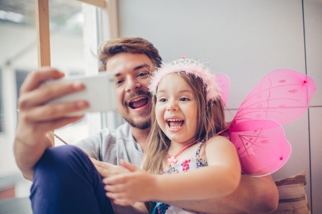 Far og datter tar selfie sammen. 