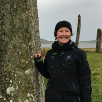 Astrid J. Nyland ved the Ring of Brodgar på Orkenøyene